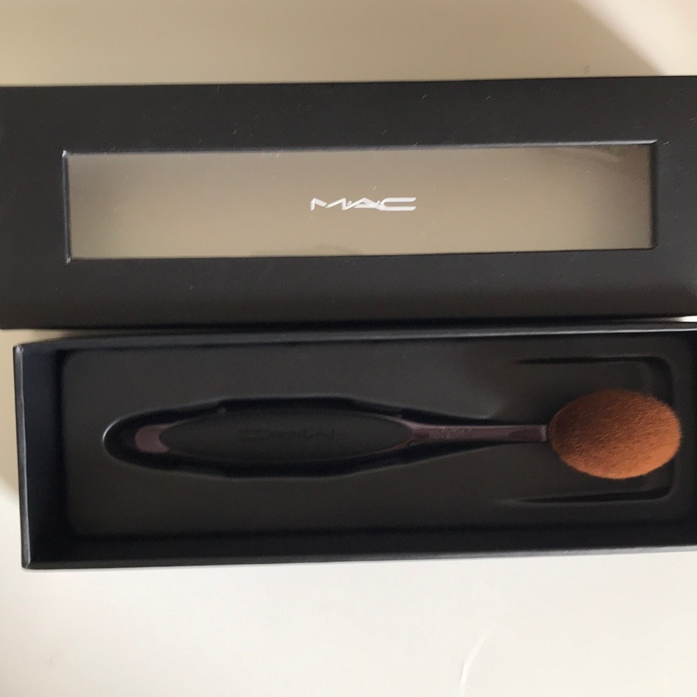MAC Oval 6 brush